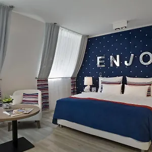 κάντε κράτηση εδώ